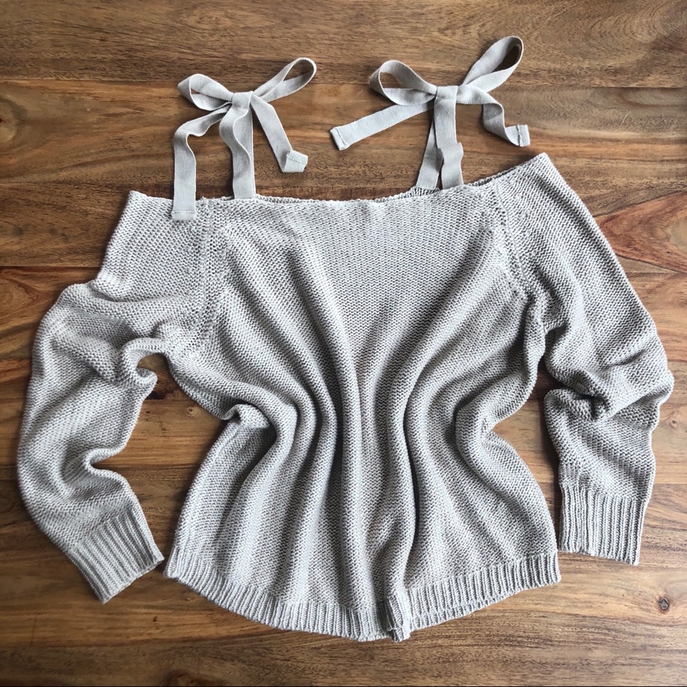 ❤️cute off shoulder sweater Sz L.